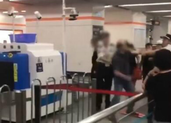 旅客拒絕安檢，與安檢員發(fā)生肢體沖突，致使安檢員停職