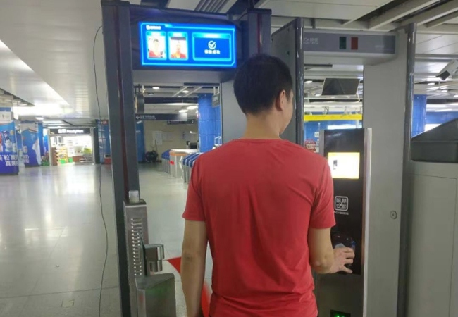 廣州地鐵試用安檢新技術(shù)，過安檢刷臉！