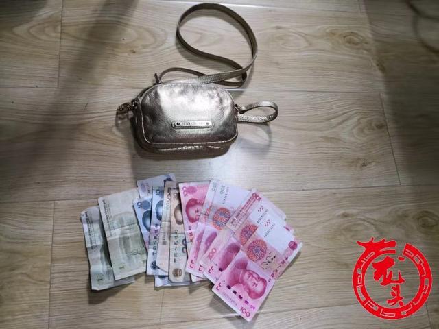 黑龍江一女子安檢時(shí)順手拿別人的包，十幾分鐘就被抓